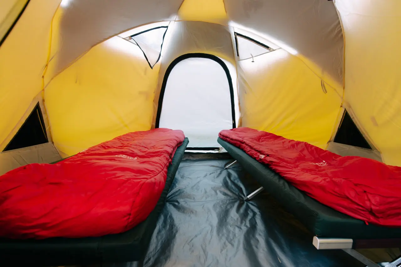 Interior de las carpas premium de altura completa de Altezza Travel