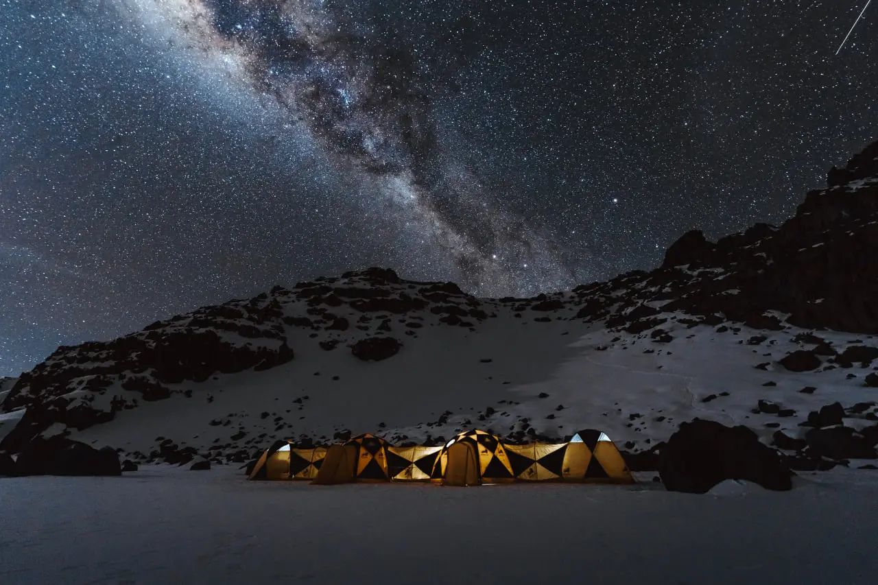 Carpa premium de altura completa de Altezza Travel en el cráter del Kilimanjaro