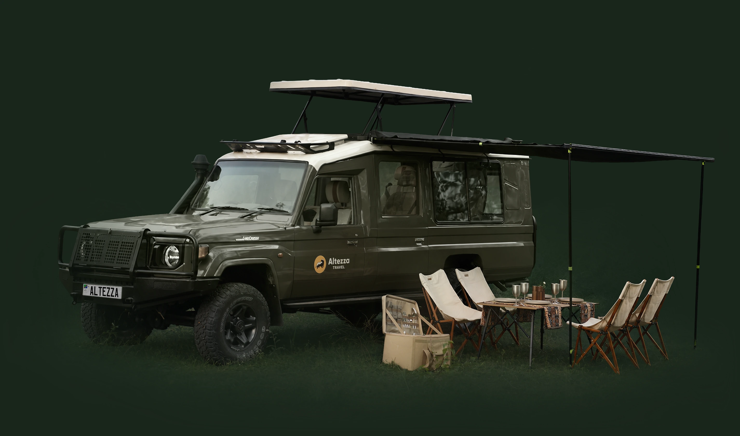 Vehículo de safari con toldo, mesa de comedor, sillas y caja de picnic preparada para un almuerzo en la sabana