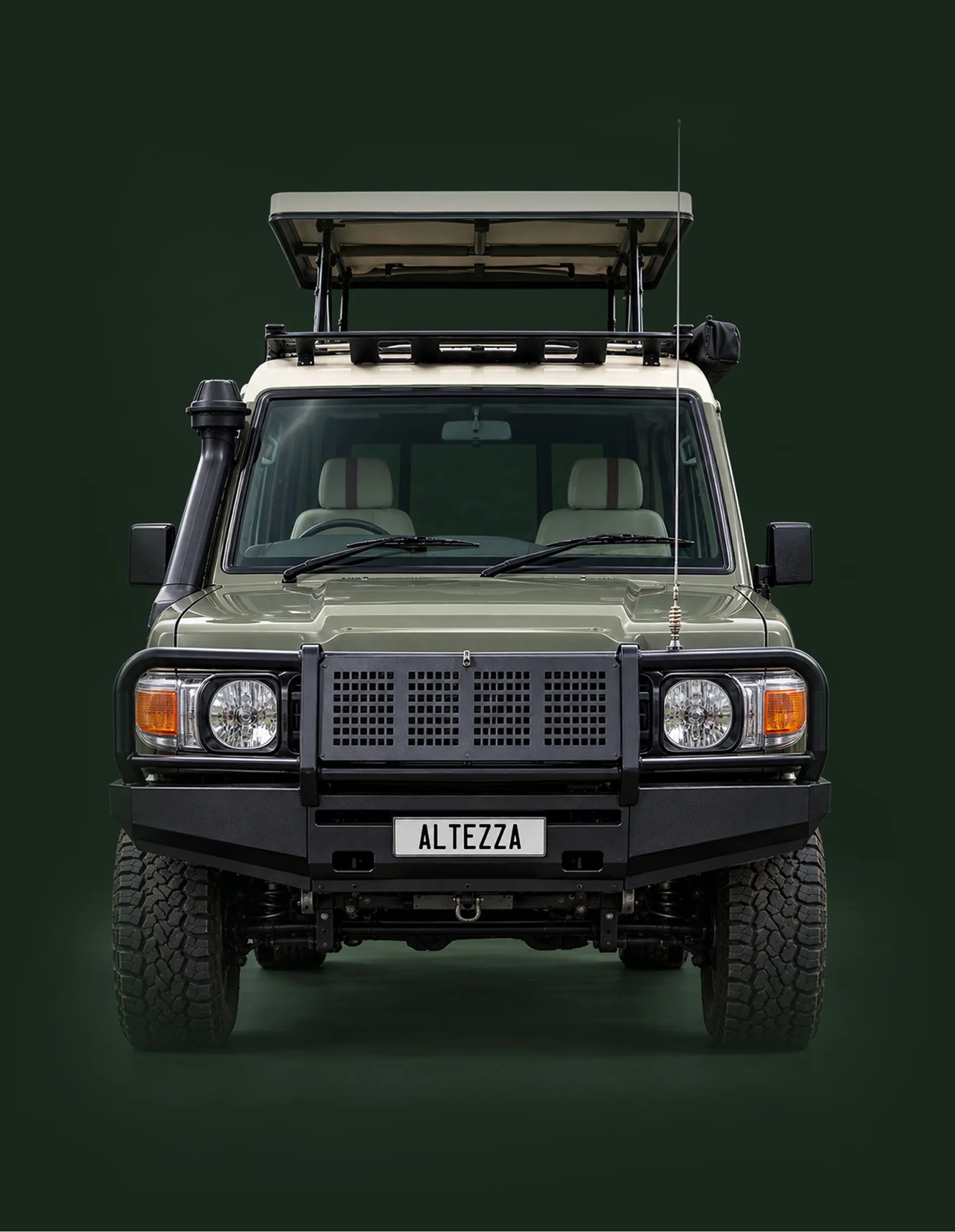 Vista frontal de un Land Cruiser de safari de Altezza con el techo elevado