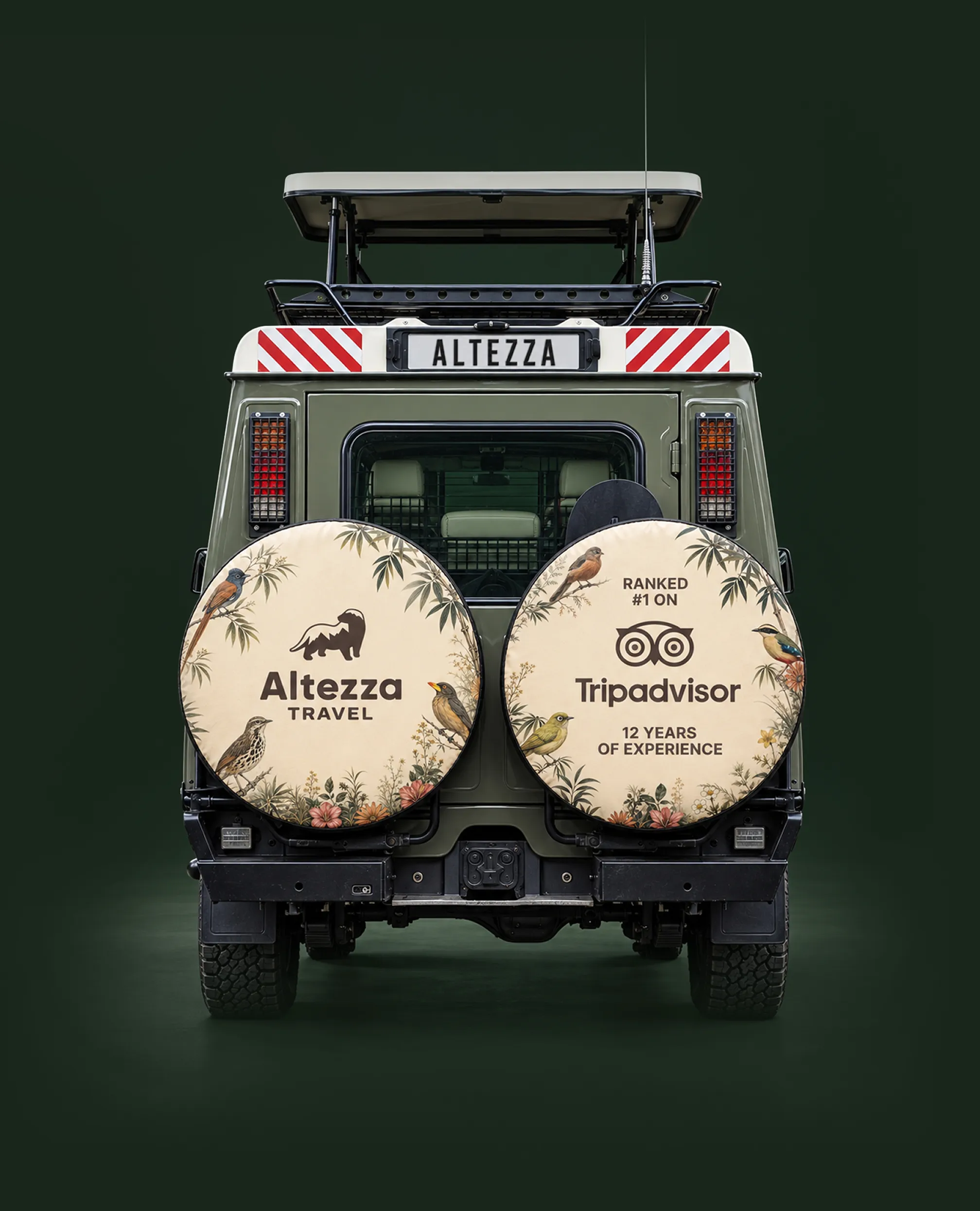 Vista trasera de un Land Cruiser de safari de Altezza con el techo panorámico elevado