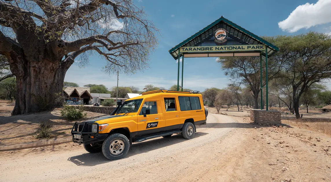 Jeep de safari de Altezza Travel en las puertas de entrada al Parque Nacional Tarangire